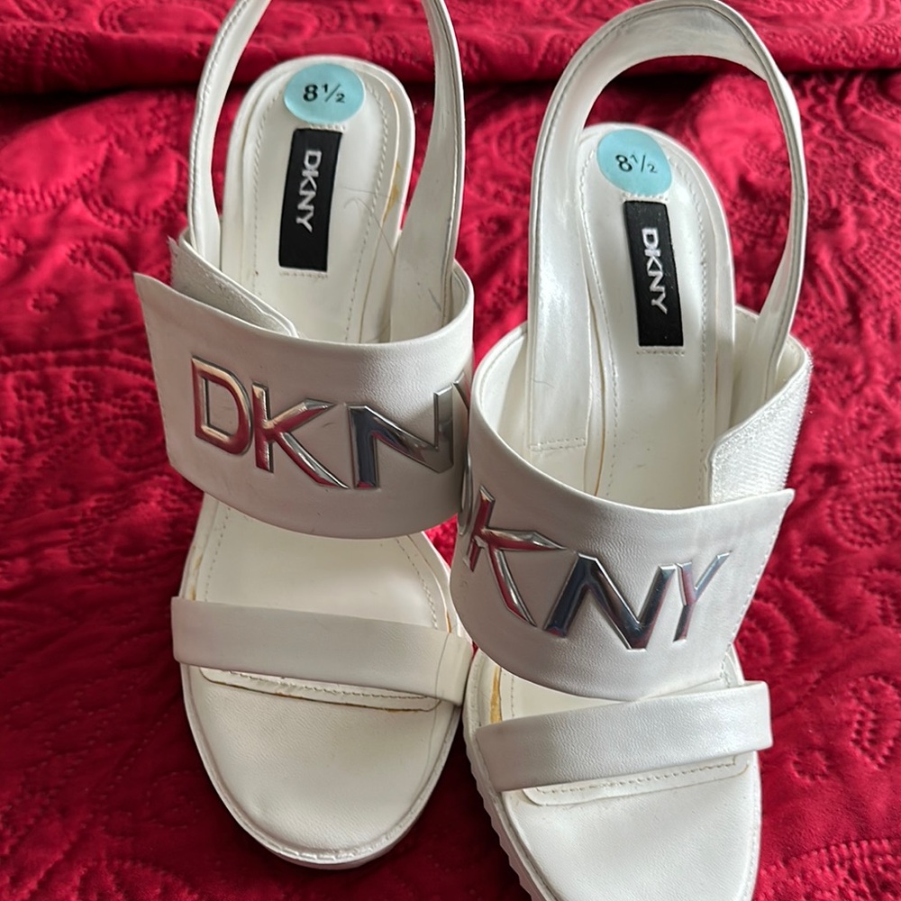 DKNY White Sandals with Minimalist Design and Adjustable Straps